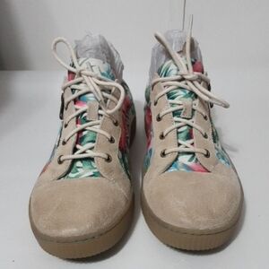 BORN Tamara Handcrafted Floral Beige Suede Leather‎  Women's 9M Sneakers